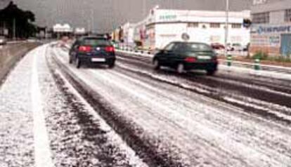 La calzada de la carretera cubierta de granizo, ayer en Manises, en el área metropolitana de Valencia.