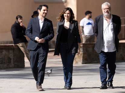 Isabel Díaz Ayuso, entre su director de gabinete, Miguel Ángel Rodríguez (derecha), y el alcalde de Castelldefels, Manuel Reyes, durante una visita a la localidad barcelonesa el día 12.