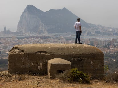 Vista de uno de los búnkeres de sierra Carbonera. Al fondo, el Peñón de Gibraltar y La Línea de la Concepción.