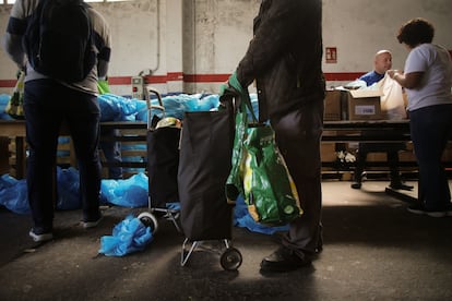 Voluntarios reparten comida en un banco de alimentos de Lugo, Galicia, en mayo de 2023.