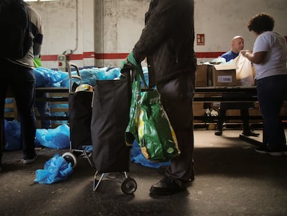 Voluntarios reparten comida en un banco de alimentos de Lugo, Galicia, en mayo de 2023.