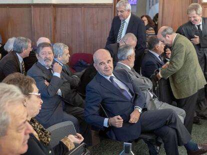 El expresidente Manuel Chaves y la exconsejera Carmen Martínez Aguayo conversan este lunes durante el juicio.