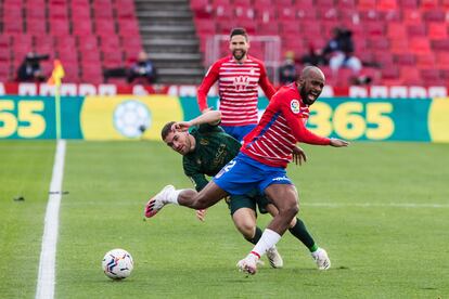 Foulquier y Galán pelean por un  balón.