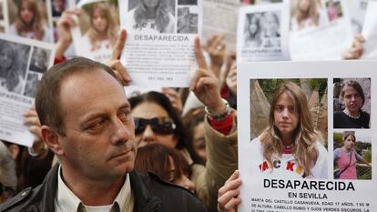 Antonio del Castillo, padre de la joven desaparecida Marta del Castillo, en una manifestación de apoyo en enero de 2009 en Sevilla.