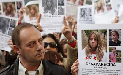 Antonio del Castillo, padre de Marta del Castillo, durante una manifestación celebrada en Sevilla por su hija, desaparecida el 24 
de enero de 2009.