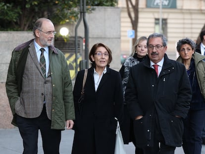 Desde la izquierda, Álvaro Cuesta Martínez, María Concepción Sáez y  Rafael Mozo, a su salida del pleno del Consejo General del Poder Judicial, en 2022.