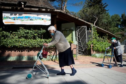 Ancianos de dos residencias madrileñas disfrutan de una salida grupal a principios de mayo al Zoo Aquarium de Madrid.