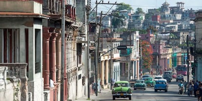 Un mar de columnas en la calle 10 de Octubre, en el barrio de La Víbora, en La Habana.