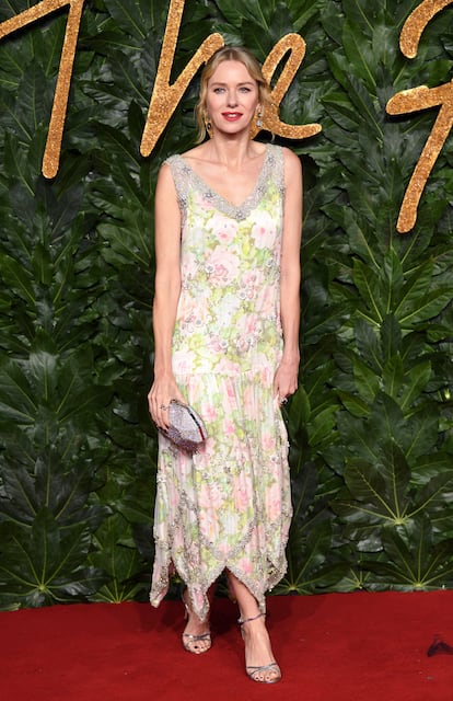 Naomi Watts, con vestido estampado de Richard Quinn.