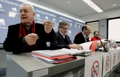 Cayo Lara, en primer término, hoy en el Consejo Político de IU.