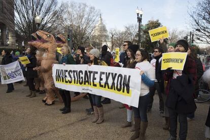 Protesta contra el nombramiento del exjefe de la petrolera ExxonMobil, Rex Tillerson, como futuro secretario de Estado de Donald Trump.