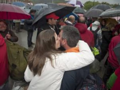 Uno de los trabajadores de SNIACE, se reencuentra con los suyos, después de abandonar hoy el encierro que mantienen desde hace casi diez días en la factoría de Torrelavega y han acordado un encuentro para el próximo miércoles con la empresa para abordar el plan de viabilidad.