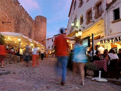 Cena al atardecer en un restaurante de la zona amurallada en el casco histórico de Tossa de Mar, Girona.