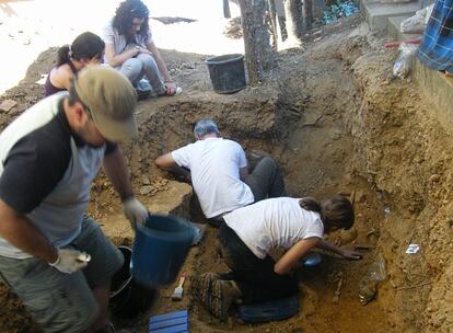 El equipo de arqueólogos y forenses de la Asociación para la Recuperación de la Memoria Histórica separa los huesos de las víctimas que fueron enterradas en fosas comunes para meterlos en cajas individuales y llevarlos a un depósito habilitado por la juez de Benavente Tania Chico. Los huesos son envueltos en papel y metidos en cajas de cartón para quitarles la humedad. El siguiente paso, los análisis de ADN.