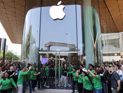 Apertura de la primera tienda de Apple en India, en Bombay, con la presencia del consejero delegado Tim Cook.