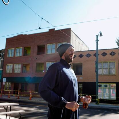 Marc Gasol pasea por el centro de Memphis con un café en la mano. Para el jugador de los Grizzlies de la NBA, esta es su ciudad en Estados Unidos. Allí ha comenzado su octava temporada en la élite mundial del baloncesto, y allí vivió también durante su adolescencia, cuando la familia Gasol se mudó junto a Pau.