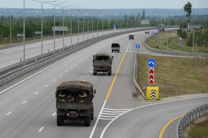 Columna militar del grupo mercenario Wagner circula por la autopista M-4, cerca de Voronezh, en su camino hacia Moscú.