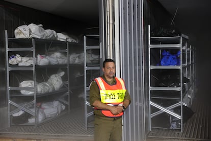 An Israeli soldier this Tuesday in front of the remains of victims of the Hamas attack on October 7.