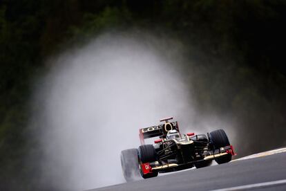 El finlandés Kimi Raikkonen entrena con su monoplaza de Lotus en el circuito de Spa Francorchamps para el Gran Premio de Bélgica.