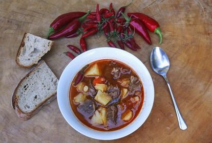 Pan y pimientos junto a un cuenco de 'goulash' húngaro, especiado con 'paprika' de Batya. O lo que dentro de poco le podrán vender en el bar del barrio