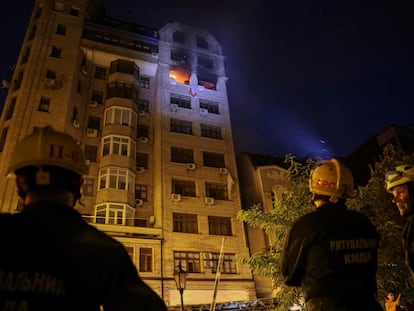 Bomberos ante un edificio incendiado por un ataque ruso, el 10 de julio en Kiev.