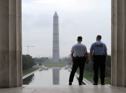 Empleados de Parques Nacionales protegen el Memorial  a Lincoln en Washington, 17 de octubre de 2013. Según indicó a Efe una funcionaria del Departamento de Educación, donde alrededor del 94% de su empleados tuvieron que esperar sin cobrar la nómina el final de la confrontación política, los empleados públicos fueron remitidos a sitios web oficiales para confirmar si hoy comenzaban a trabajar de nuevo.