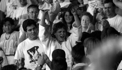 Miriam Blasco celebra su oro alzando la bandera española entre lágrimas, el 31 de julio de 1992.