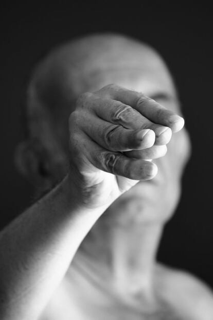 El autor retrata en esta imagen a su padre, que sufrió un ictus hace dos años que le dejó prácticamente sin habla. "Cuando la palabra falla el alma se revela con más intensidad por otros canales".