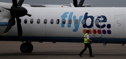 Avión de Flybe en el aeropuerto John Lennon de Liverpool