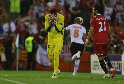 El valencianista Feghouli celebra su gol, el 1-0, ante la lamentación sevillista.