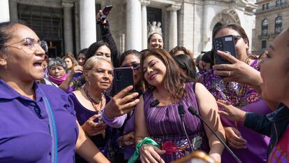 Clara Brugada durante un evento para conmemorar 70 años de voto femenino frente al Palacio de Bellas Artes, el 17 de octubre.