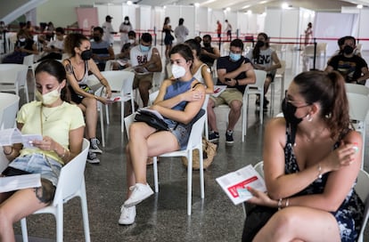 Varios jóvenes, tras recibir la primera dosis de la vacuna, este miércoles en la Ciudad de las Artes y las Ciencias de Valencia.