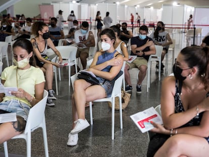 Individuals in the 20-29 age group wait to be vaccinated in Valencia.