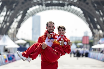 Álvaro Martín y María Pérez celebran las medallas obtenidas en París.