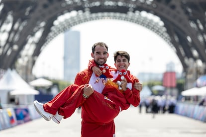 ?lvaro Martn y Mara Prez celebran las medallas obtenidas en Pars.