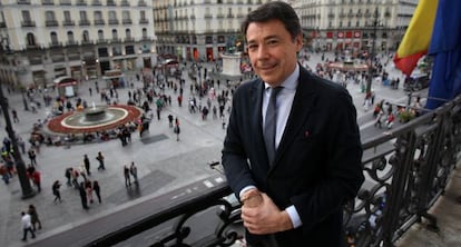 Ignacio Gonz&aacute;lez posa en un balc&oacute;n de la presidencia de la Comunidad de Madrid, el pasado abril.