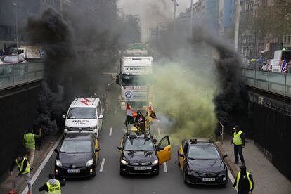 Centenares de taxistas de Barcelona participan en una jornada de movilizaciones por la subida de los carburantes y los precios que coincide además con las protestas de los transportistas el día 23 de marzo de 2022.