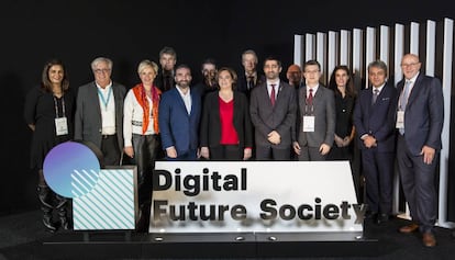 Alguns membres de Digital Future Society, amb l'alcaldessa de Barcelona, Ada Colau.