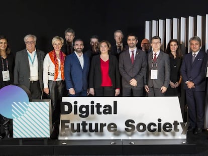 Alguns membres de Digital Future Society, amb l'alcaldessa de Barcelona, Ada Colau.