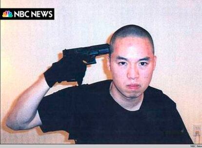 Cho Seung-hui se lleva una pistola a la cabeza en una de las fotografías enviadas a la cadena NBC.