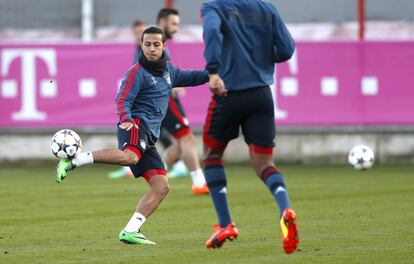 Thiago dando un toque a la pelota durante el entrenamiento previo al partido de vuelta de los octavos de final de la Champions, que enfrentará a su equipo, el Bayern, al Arsenal inglés.