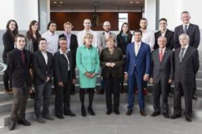 La canciller alemana, Angela Merkel (4d), posa con los representantes del Grupo Lopesan e IFA Hotel & Touristik AG y un grupo de estudiantes de hostelería españoles.