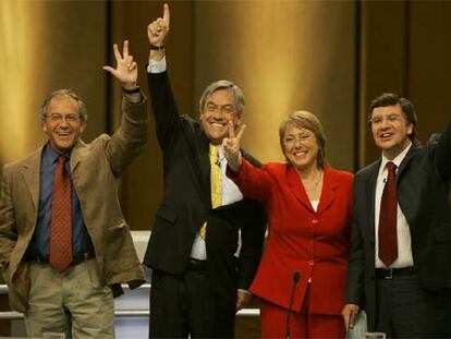 Los candidatos a la presidencia de Chile: de izquierda a derecha, Tomás Hirsch, Sebastián Piñera, Michelle Bachelet y Joaquín Lavín, tras un debate televisado.