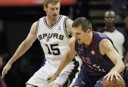 Teletovic bota el balón defendido por Bonner.