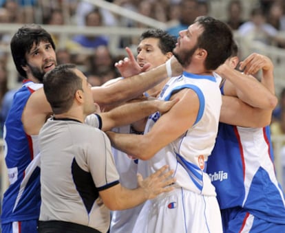 Los dos jugadores, tras las palabras, pasaron a los hechos y el joven balcánico Teodosic agredió al heleno Fotsis.