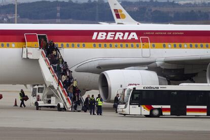 Pasajeros desembarcando de un avión que aterrizó ayer en Barajas.