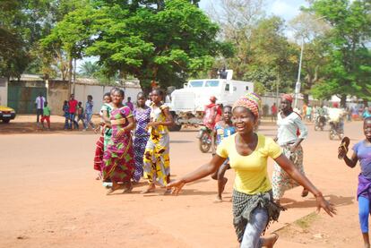 Un grupo de jóvenes musulmanas muestran su alborozo tras la visita del Papa al barrio de PK5 de Bangui, donde habita esa comunidad.