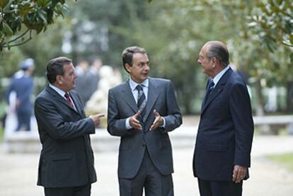 Gerhard Schröder, José Luis Rodríguez Zapatero y Jacques Chirac, durante un paseo por los jardines de La Moncloa.