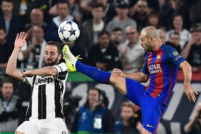 El jugador del Barcelona, Javier Mascherano, pelea la pelota con el delantero de la Juventus, Gonzalo Higuaín.