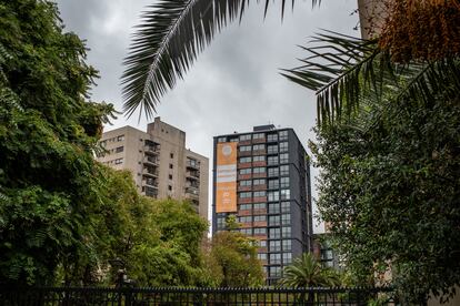 Un cartel anuncia apartamentos en venta en el exterior de un edificio residencial en Santiago, Chile